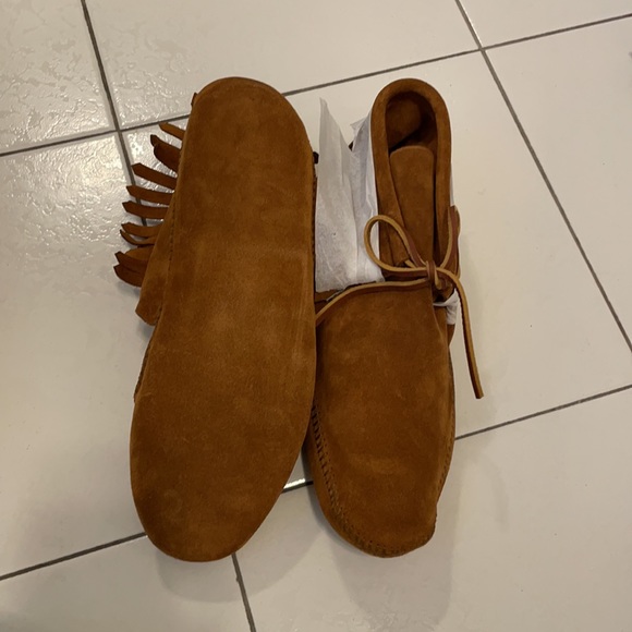 Minnetonka Men’s classic fringe softsole boot - Picture 3 of 5